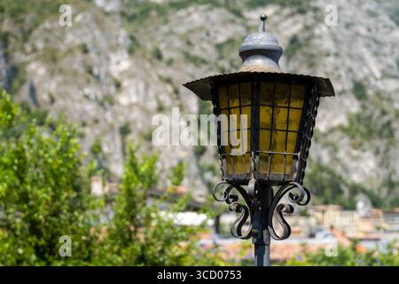 Limone sul Garda, Lombardie, Italie - 7 août 2025 : Schmiedeeiserne Laterne in Limone sul Garda *** Schmiedeeiserne Laterne in Limone sul Garda Banque D'Images