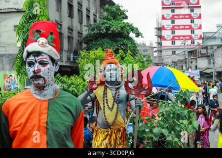 Narayanganj, Bangladesh - 23 août 2019 : vue de personnages aux costumes élaborés au milieu d'une fête de rue jubilante, leur peinture de visage vibrante et orna Banque D'Images