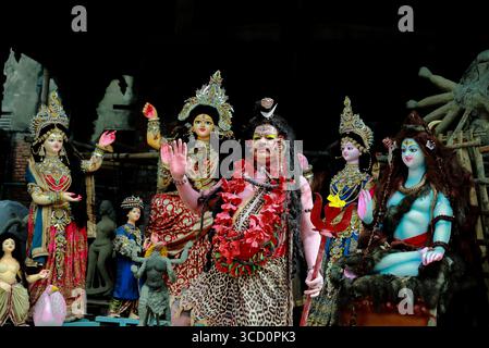 Narayanganj, Bangladesh - 23 août 2019 : vue de statues de divinités aux couleurs vives, ornées de bijoux complexes et de guirlandes, se dressent sereinement dans un spectacle sacré. Banque D'Images