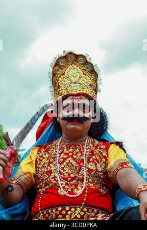 Narayanganj, Bangladesh - 23 août 2019 : vue d'un homme orné d'une tenue traditionnelle rouge et or éclatante, agrémentée d'une couronne ornée et d'une moustache saisissante, incarnant la richesse culturelle. Banque D'Images