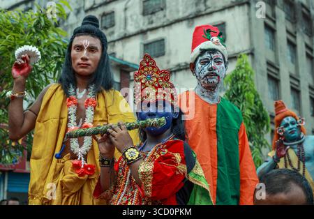 Narayanganj, Bangladesh - 23 août 2019 : vue d'artistes vibrants habillés en divinités, leurs costumes une émeute de couleur sur fond de weat Banque D'Images