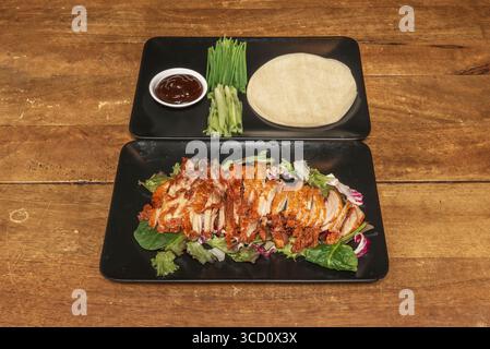 Tacos au canard Pékin : tortillas farcies de bœuf râpé de style canard Pékin et de lanières de concombre Banque D'Images