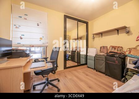 Chambre d'adolescente avec armoire de style urbain et panneaux de tableau noir pour des notes personnalisées Banque D'Images