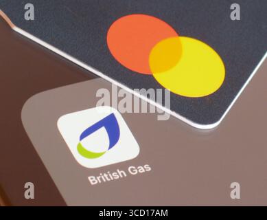 British Gas Utility App sur l'écran de smartphone avec une Mastercard pour payer la facture Banque D'Images