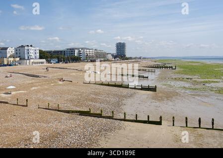Plage et front de mer à Worthing dans le Sussex de l'Ouest, Angleterre. Avec des gens sur la plage et la promenade. Marée basse. Banque D'Images