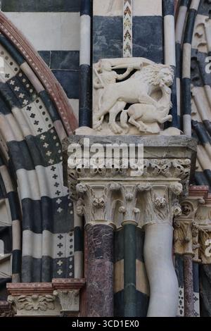 Gros plan détail de sculptures aménagées à l'extérieur de la Cattedrale di San Lorenzo, (cathédrale Saint-Laurent) Gênes, Italie. Banque D'Images