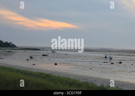 Brewster, ma, USA - 26 juillet 2025 - les amateurs de plage marchent dans les plaines de marée de Cape Cod Bay à marée basse Banque D'Images