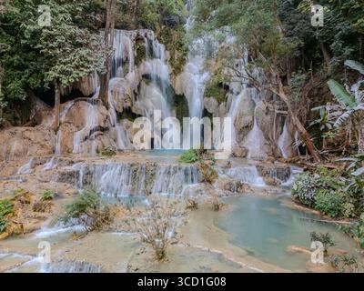 Chutes de Kuang si Cascading à travers des piscines calcaires et une jungle luxuriante près de Luang Prabang, Laos Banque D'Images