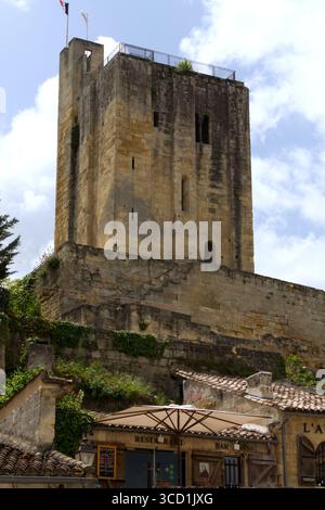 Le Kings Keep, tour étonnante dans la ville de St Emilion Aquitane Bordeaux région France Banque D'Images