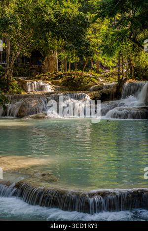 Piscines turquoise et cascades de Kuang si Cascading tiers entouré par la jungle luxuriante près de Luang Prabang, Laos Banque D'Images