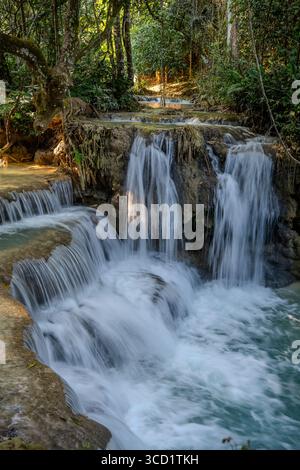 Puissante cascade multi-niveaux de Kuang si Cascade survolant la jungle luxuriante près de Luang Prabang, Laos Banque D'Images