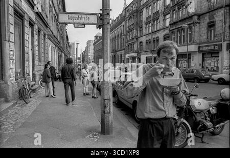 Allemagne, Berlin, 12 juin 1992, Friedrich Loock, galeriste de la Wohnmaschine, mange un bol de soupe dans la Tucholskystrasse Banque D'Images