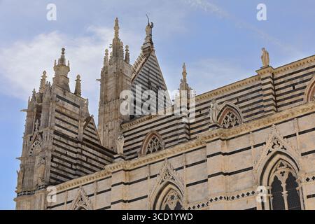 194 vue de Piazza Jacopo della Quercia au Duomo ou Cathédrale se côté et arrière de la partie supérieure de la façade par Camaino di Crescentino. Sienne-Toscane Banque D'Images