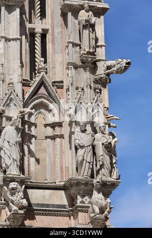 197 décoration sculpturale sur la tour latérale sud de la façade principale de la cathédrale romane-gothique sur la Piazza del Duomo. Sienne-Toscane. Banque D'Images