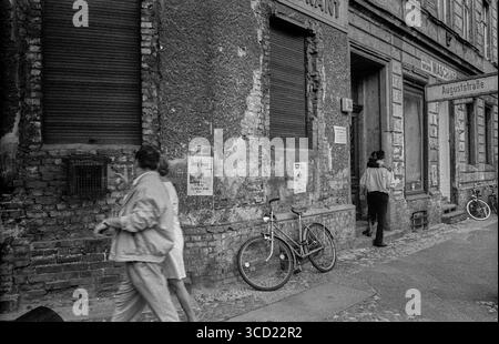 Allemagne, Berlin, 12 juin 1992, Auguststrasse / Tucholskystrasse, scène de rue Banque D'Images