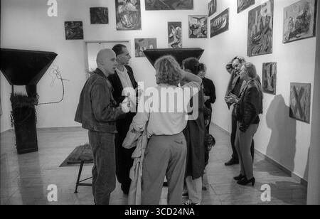 Allemagne, Berlin, 12 juin 1992, ouverture de l'exposition au Kunsthof, (dans la cour du Café Silberstein), à gauche : peintre Klaus Killisch Banque D'Images