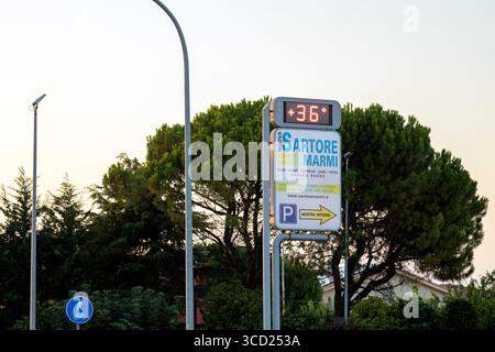 Piove di Sacco, Padoue, Vénétie, Italie - 11 août 2025 : thermomètre de rue affichant +36 degrés Celsius pendant une canicule estivale Banque D'Images