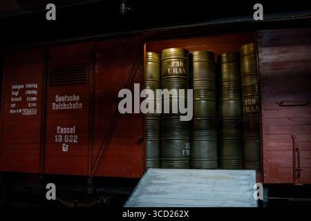 29 mai 2025, Moscou, Russie. Vintage wagon de marchandises allemand affiche des barils empilés étiquetés uranium, illustrant le transport historique de matières dangereuses Banque D'Images