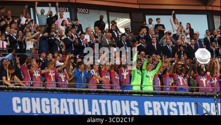 Londres, Royaume-Uni. 09th Sep, 2025. Marc Guehi de Crystal Palace lève le bouclier communautaire après le match FA Community Shield entre Crystal Palace contre Liverpool au stade de Wembley, Londres, le 10 août 2025 crédit : action Foto Sport/Alamy Live News Banque D'Images