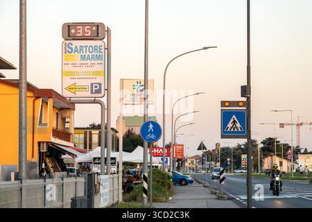 Piove di Sacco, Padoue, Vénétie, Italie - 11 août 2025 : thermomètre de rue montrant 35 degrés Celsius pendant une canicule estivale Banque D'Images