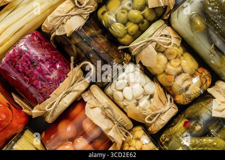 Bocaux en verre de diverses conservateurs. Légumes savoureux de saison. Vue de dessus, pose à plat Banque D'Images