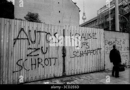 Allemagne, Berlin, 12 juin 1992, Wellblechtor à grosse Hamburger Strasse : voitures accidentées - Krause sur l'échafaudage Banque D'Images