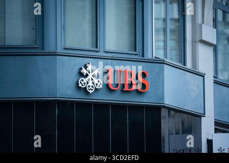 17-07-2025 Zurich, Suisse. Logo ou signe de la banque UBS au-dessus de l'entrée du bâtiment. Succursale Bahnhofstrasse, gros plan téléobjectif, personne Banque D'Images