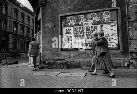 Allemagne, Berlin, 12 juin 1992, Oranienburg Strasse / Tucholskystrasse, panneau d'affichage : la mariée frappe l'œil Banque D'Images