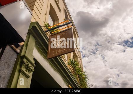 LONDRES - 28 JUILLET 2025 : Dishoom Permit Room bar café restaurant sur Portobello Road à Notting Hill. Cuisine indienne moderne Banque D'Images