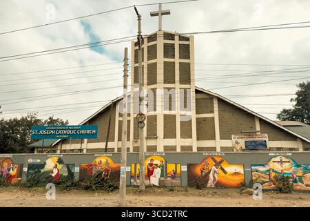 Vue de peintures spirituelles sur le mur de l'église catholique Saint Joseph dans la banlieue de Mlolongo dans le comté de Machakos, Kenya Banque D'Images
