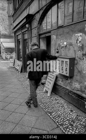 Allemagne, Berlin, 12 juin 1992, buveur de bière à grosse Hamburger Strasse, machine à chewing-gum Banque D'Images