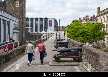 Canons historiques sur les murs de Derry City près de Shipquay Gate, Derry, comté de Londonderry, Irlande du Nord, Royaume-Uni Banque D'Images