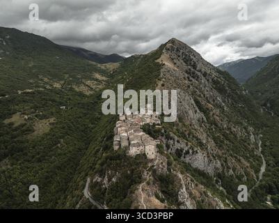 Vue aérienne d'un ancien village accroché à la crête sous un ciel couvant, niché parmi les Apennins italiens, Castrovalva, Abruzzes, Italie. Banque D'Images