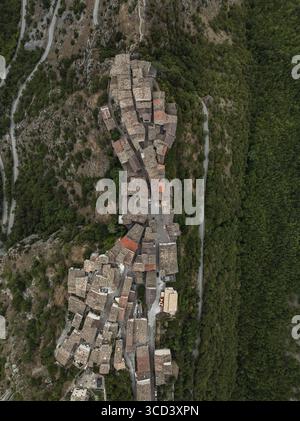 Vue aérienne de l'ancien village accroché à la montagne, avec des toits en terre cuite contrastant avec la verdure luxuriante, Castrovalva, Abruzzes, Italie. Banque D'Images
