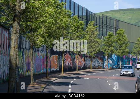 Peintures murales colorées peintes sur les murs de la paix, Cupar Way, Belfast, comté d'Antrim, Irlande du Nord, Royaume-Uni Banque D'Images