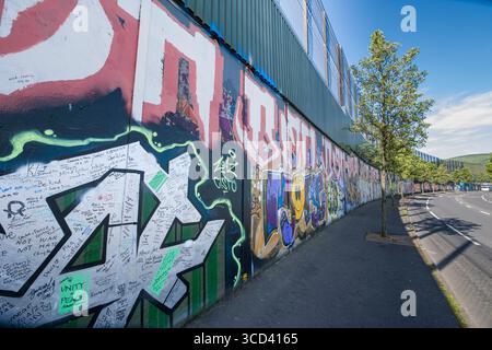 Peintures murales colorées peintes sur les murs de la paix, Cupar Way, Belfast, comté d'Antrim, Irlande du Nord, Royaume-Uni Banque D'Images