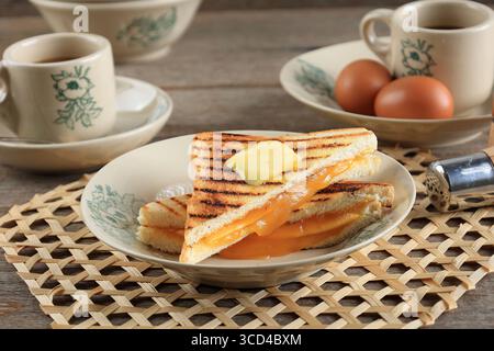 Kaya Jam Toast avec beurre, servi avec un café blanc, petit déjeuner malaisien singapourien Banque D'Images