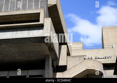 Une vue extérieure de la Hayward Gallery fait partie du plus grand Southbank Centre, un complexe de lieux artistiques à côté de la Tamise dans le centre de Londres. Le Banque D'Images