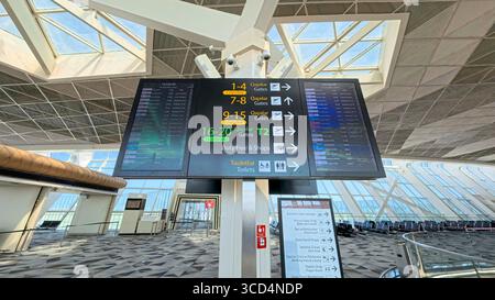Bakou, Azerbaïdjan - 27 juillet 2025 : vue intérieure de l'aéroport international Heydar Aliyev de Bakou avec signalisation indiquant les numéros de porte Banque D'Images