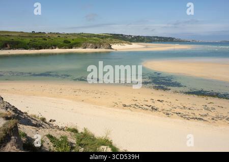 Sable blanc et mer émeraude à Hayle Beach, Cornwall, Angleterre Banque D'Images