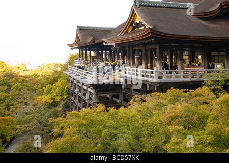 Groupe d'écoliers portant des chapeaux jaunes lors de la visite de la scène de Kiyomizu dans le hall principal du temple bouddhiste Kiyomizu-dera, Kiyomizu, Higashiyama Banque D'Images