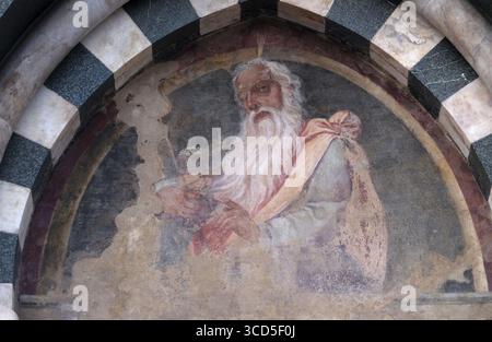 La lunette de l'une des portes latérales représentant Aaron, détail de la façade de l'église de Santa Maria Novella à Florence, Italie Banque D'Images