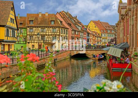 Bâtiments à colombages dans le quartier de la « petite Venise » de la vieille ville de Colmar en Alsace. Banque D'Images