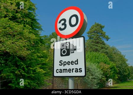 30 limite de vitesse et signalement des radars de vitesse. Banque D'Images