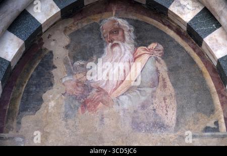 La lunette de l'une des portes latérales représentant Aaron, détail de la façade de l'église de Santa Maria Novella à Florence, Italie Banque D'Images