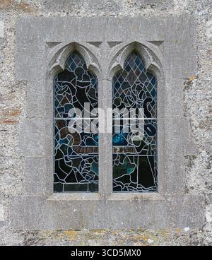 Vitrail à Penmon Priory, Penmon, Anglesey, Nord du pays de Galles, Royaume-Uni Banque D'Images
