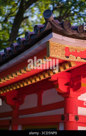 Détail du toit à pignon orné de la porte Nishiro-mon, sanctuaire de Yasaka, Gionmachi Kitagawa, quartier de Higashiyama, Kyoto, Kansai, Honshu, Japon Banque D'Images
