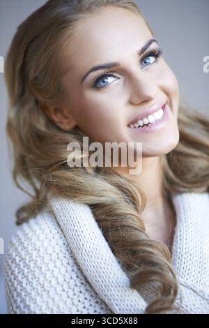 Gros plan portrait d'une belle jeune femme souriante Banque D'Images