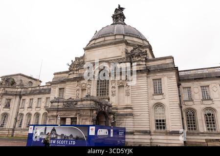CARDIFF, Royaume-Uni - 8 AOÛT 2025 - Hôtel de ville de Cardiff, pays de Galles, en cours de rénovation, présentant son impressionnant dôme et ses détails architecturaux complexes Banque D'Images