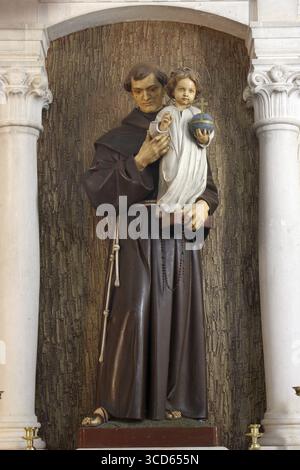 Saint Antoine de Padoue tenant l'enfant Jésus, l'autel dans l'église de Saint Roch à Lumbarda, l'île de Korcula, Croatie Banque D'Images